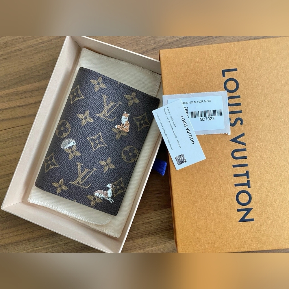 Louis Vuitton Passport Cover - Picture 8 of 8